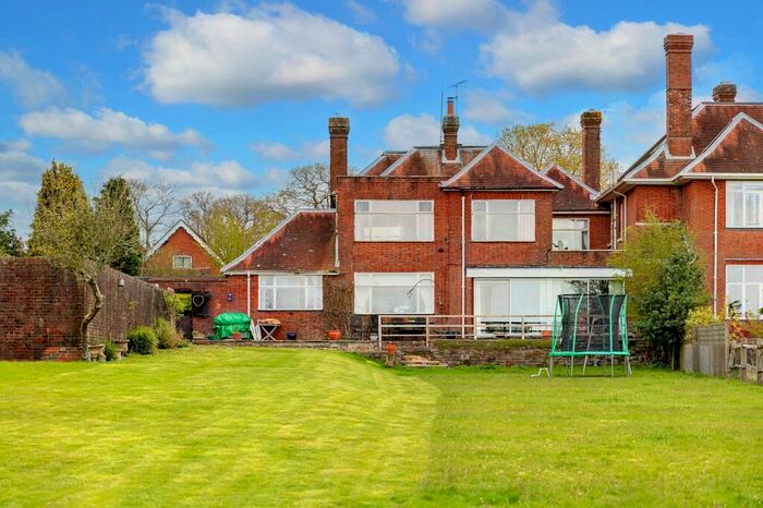 4 Bedroom Link Detached House For Sale In Sharpthorne Road, Sharpthorne, RH19