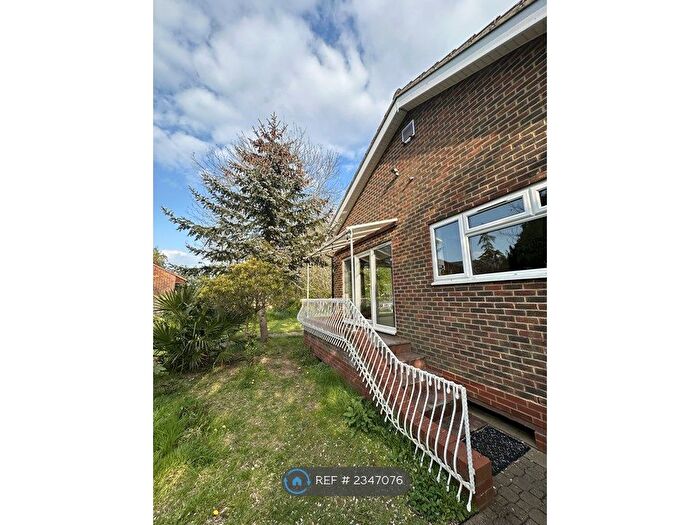 1 Bedroom Flat To Rent In Hamhaugh Island, Shepperton, TW17