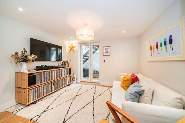 2 Bedroom Flat For Sale In Alpha Road, Surbiton, KT5