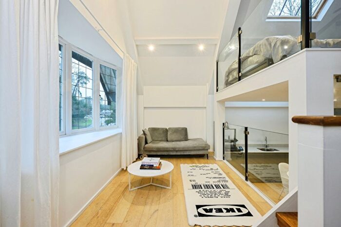 1 Bedroom Flat For Sale In London Road North, Merstham, Redhill, Surrey, RH1