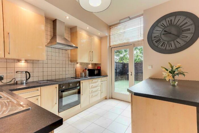 4 Bedroom Apartment To Rent In Westcliffe Court, The Park, NG7