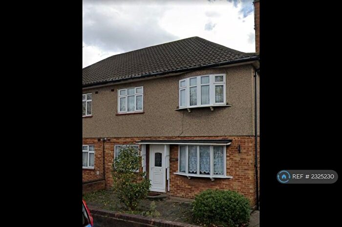2 Bedroom Maisonette To Rent In Eastern Avenue, Ilford, IG2