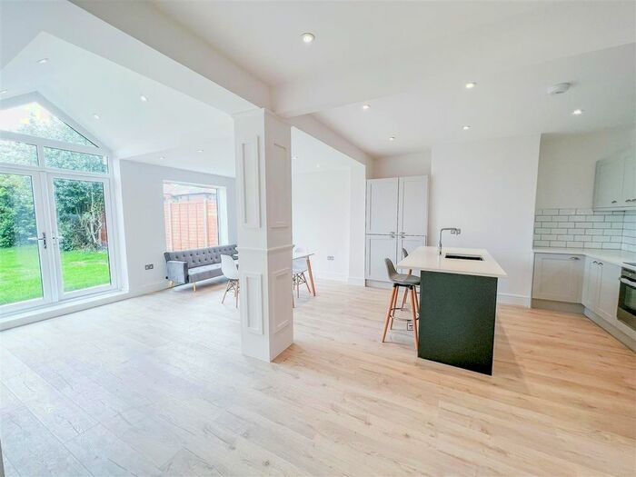 4 Bedroom Semi-Detached House To Rent In Lumley Road, York, YO30
