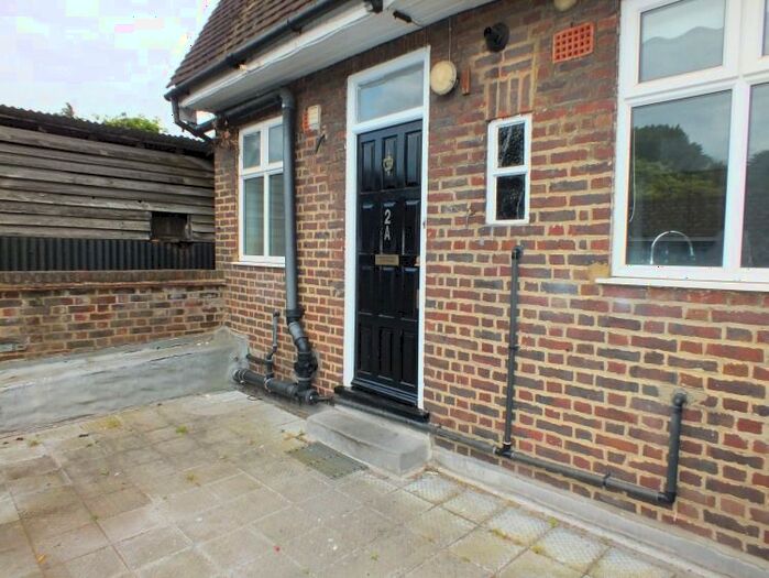 2 Bedroom Flat To Rent In High Street, Esher, KT10