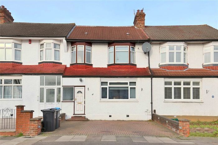4 Bedroom Semi-Detached House To Rent In Chimes Avenue, London N13