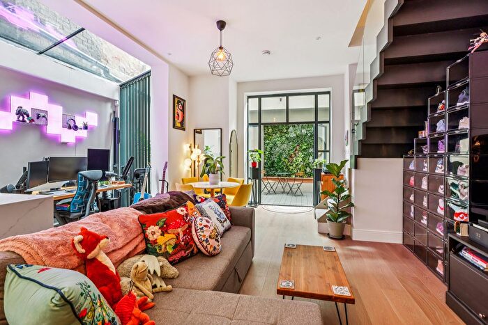 2 Bedroom Flat For Sale In Gordon Road, Ealing, London, W5