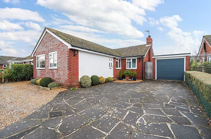 3 Bedroom Detached Bungalow For Sale In Maple Crescent, Clanfield, PO8