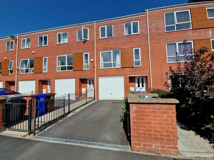 4 Bedroom Town House To Rent In Precinct Centre, Oxford Road, Manchester, M13