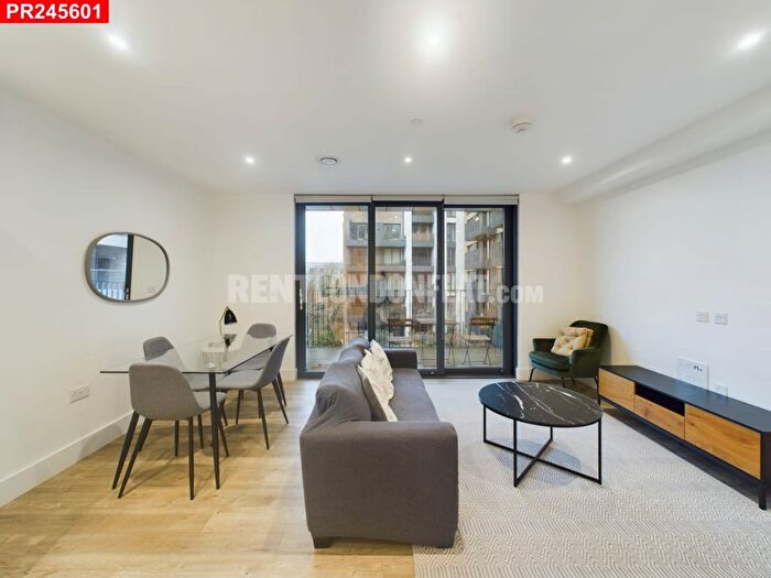 2 Bedroom Flat To Rent In High Street, Staines Upon Thames, TW18