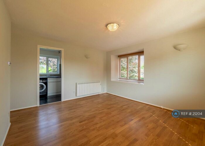 2 Bedroom Flat To Rent In Oakridge Drive, London, N2