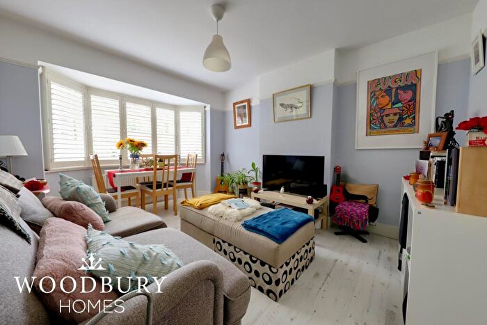3 Bedroom Flat For Sale In Crescent View, High Road, Loughton, IG10