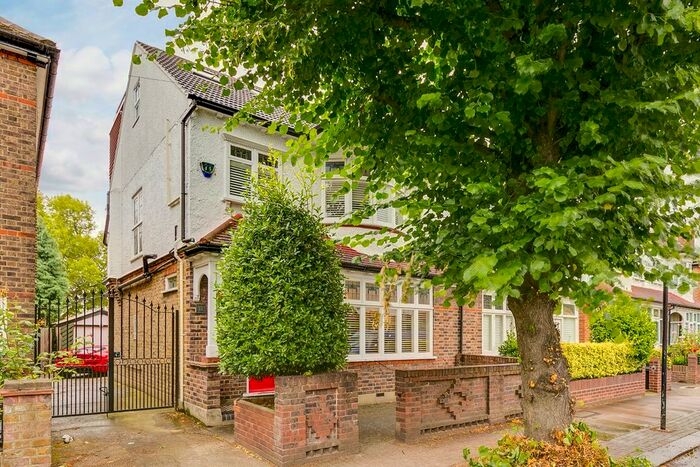 4 Bedroom Semi-Detached House To Rent In Thurleigh Avenue, London SW12