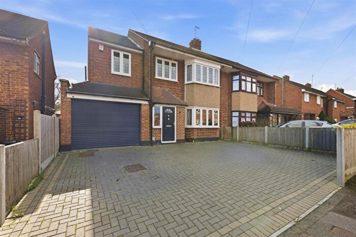 4 Bedroom Semi Detached House For Sale In Roberts Road, Basildon, SS15