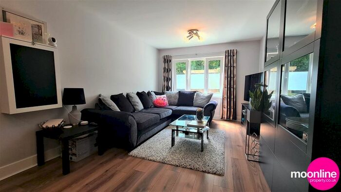 2 Bedroom Flat To Rent In Hardings Close, Hemel Hempstead, HP3