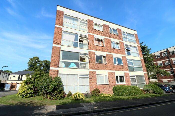 2 Bedroom Flat To Rent In Pinewood Grove, Ealing, London., W5