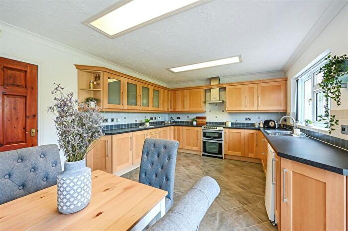 4 Bedroom Detached House For Sale In Swanwick Lane, Swanwick, Southampton, SO31