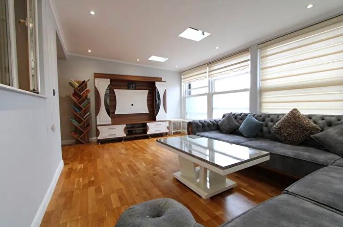 2 Bedroom Flat To Rent In Mill Gardens, London, SE26