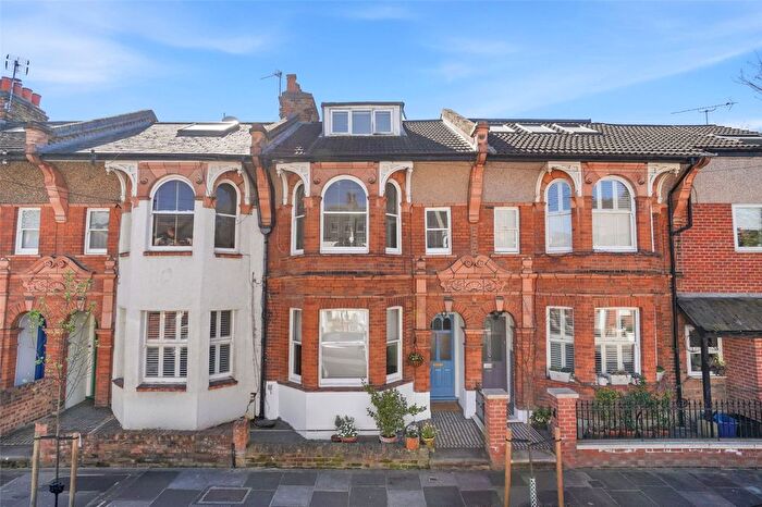 2 Bedroom Flat For Sale In Warwick Road, Hampton Wick, KT1