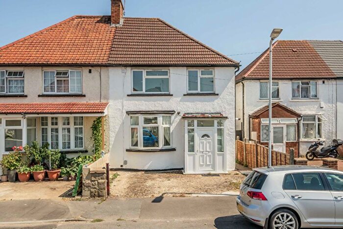 3 Bedroom Semi-Detached House For Sale In Hanover Circle, Hayes, UB3