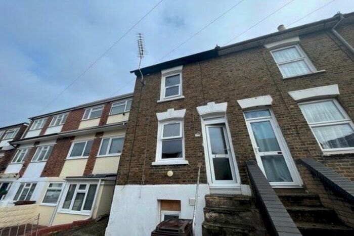 2 Bedroom Property To Rent In Queens Road, Chatham, ME5