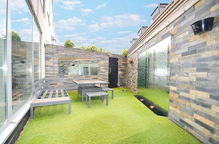 1 Bedroom Apartment For Sale In Park Road, Cheam, SM3