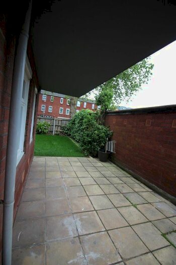 3 Bedroom Flat To Rent In Waterloo Close, London, E9