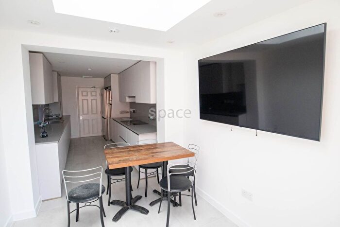 5 Bedroom Terraced House To Rent In Lincoln Road, Reading, Berkshire, RG2