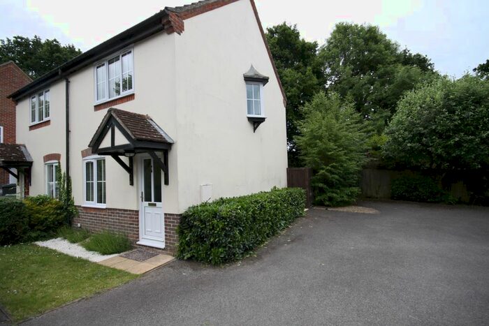 2 Bedroom Semi-Detached House To Rent In Simmons Field, Thatcham, RG18