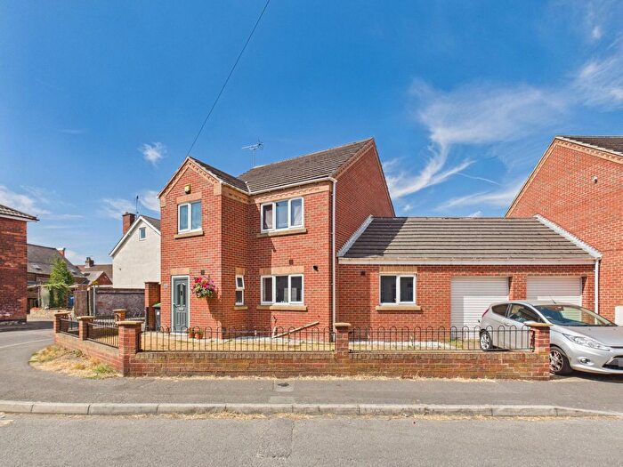 3 Bedroom Link Detached House For Sale In Newcastle Street, Huthwaite, Nottinghamshire, NG17