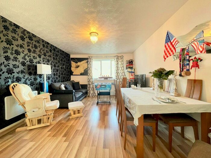 2 Bedroom Flat To Rent In Pentland Avenue, Edgware, HA8