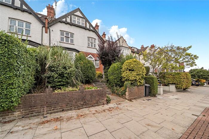 2 Bedroom Apartment For Sale In Creighton Avenue, London, N10