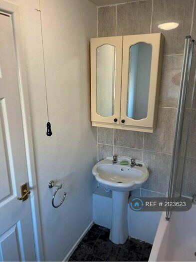 2 Bedroom Flat To Rent In Tredegar Arms Flats, Machen, Caerphilly, CF83