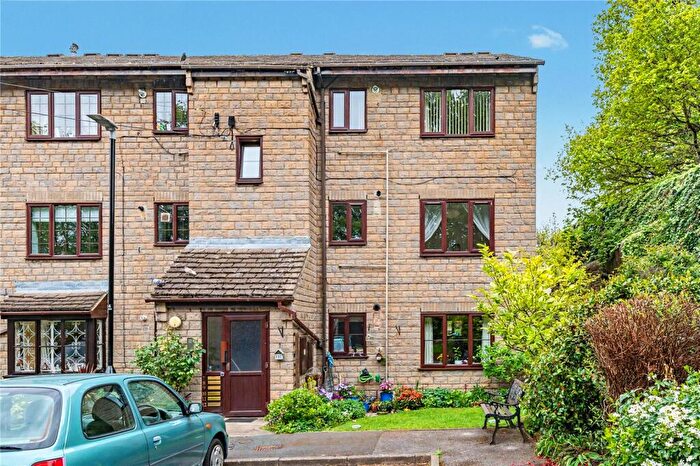 2 Bedroom Apartment For Sale In Kerry Garth, Horsforth, Leeds, West Yorkshire, LS18