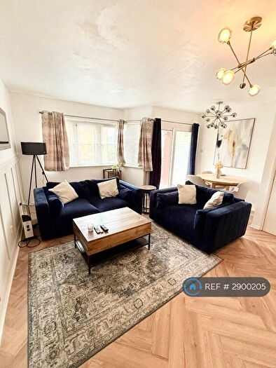3 Bedroom Maisonette To Rent In Lockton Close, Manchester, M1