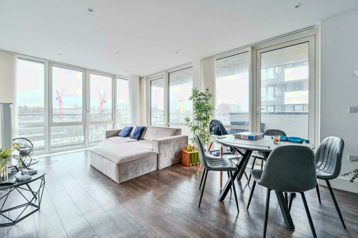 2 Bedroom Flat To Rent In Plumstead Road, Woolwich, London, SE18