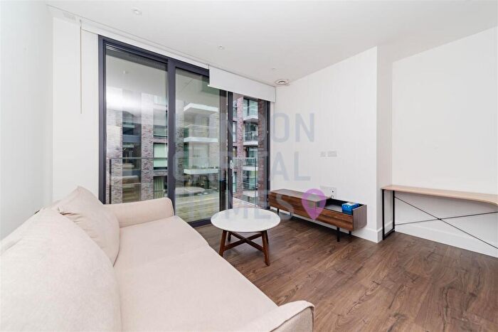 Apartment To Rent In Neroli House, Piazza Walk, London, E1