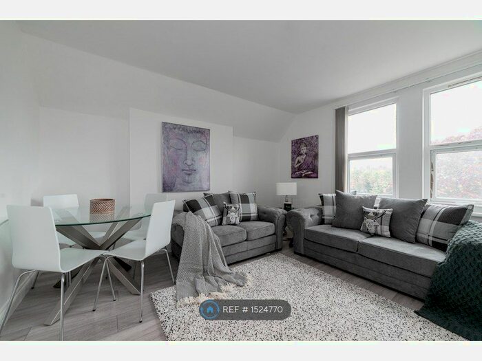 3 Bedroom Flat To Rent In Riggindale Road, London, SW16