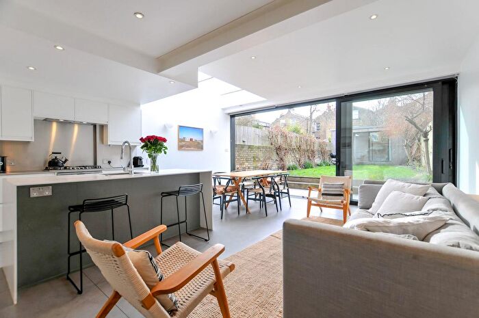 2 Bedroom Flat For Sale In Maury Road, Stoke Newington, N16