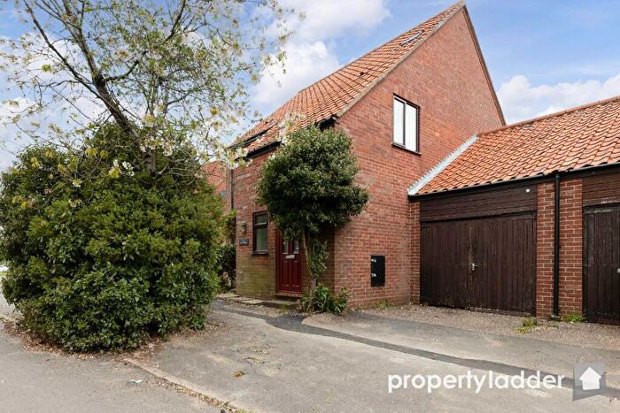 3 Bedroom Link Detached House For Sale In Robins Lane, Reepham, NR10