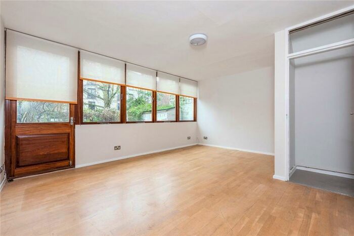 3 Bedroom Apartment To Rent In Lillie House, Fieldway Crescent, London, N5