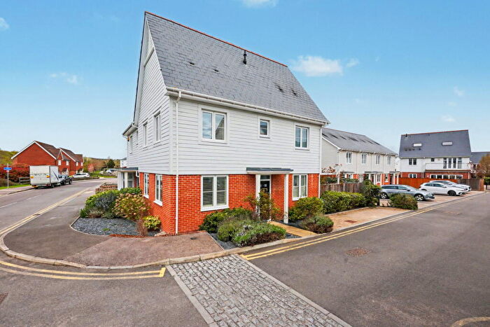 3 Bedroom Semi Detached House For Sale In Primrose Close, Snodland, ME6