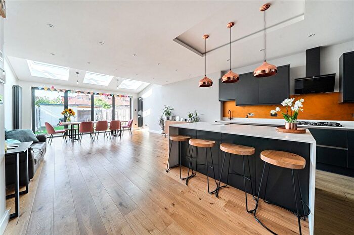 5 Bedroom Semi-Detached House For Sale In Cuckoo Dene, Hanwell, W7