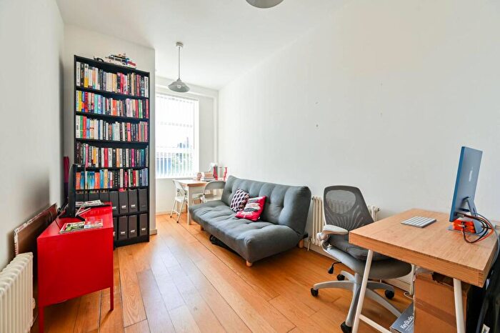 1 Bedroom Flat To Rent In Bethwin Road, Camberwell, London, SE5