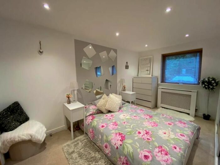 2 Bedroom Flat To Rent In Millicent Grove, Palmers Green, N13