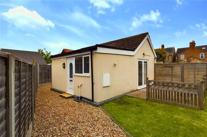 1 Bedroom Bungalow To Rent In Sun Street, Biggleswade, Bedfordshire, SG18