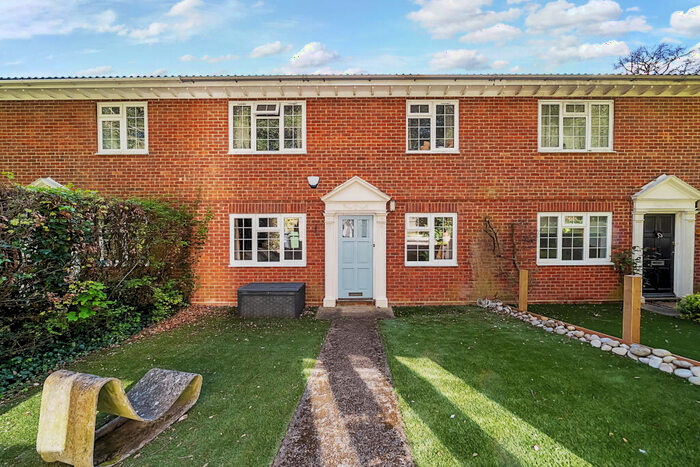 2 Bedroom Apartment For Sale In Dawn Gardens, Winchester, Hampshire, SO22