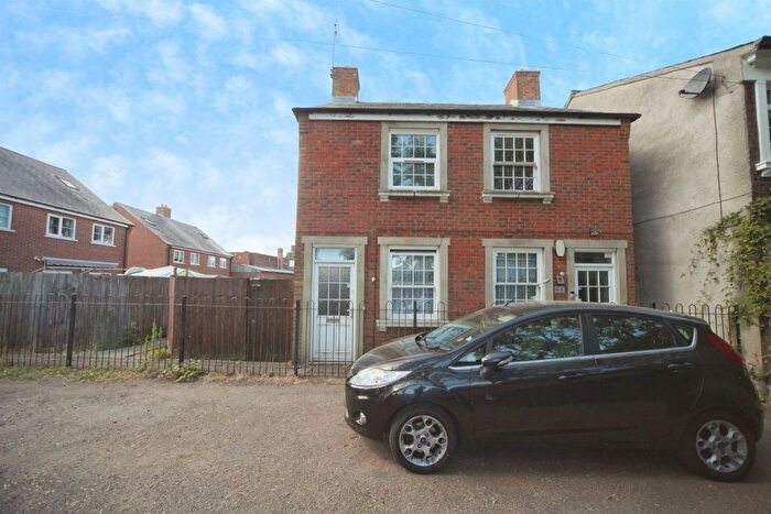 2 Bedroom Maisonette For Sale In Swan Gardens, Dunstable, LU5