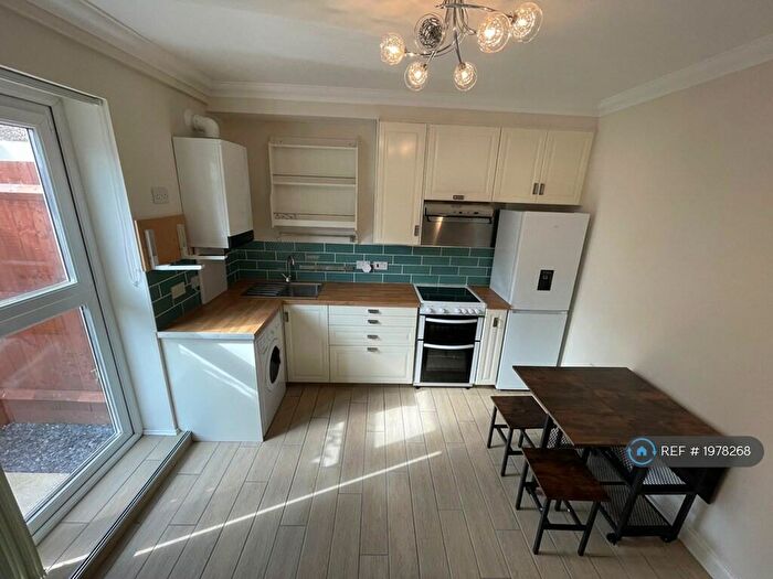 1 Bedroom Flat To Rent In Euclid Street, Swindon, SN1