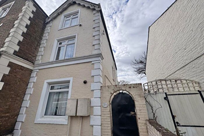 2 Bedroom Maisonette To Rent In Albert Street, SL1