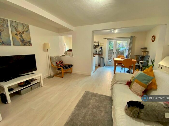 2 Bedroom Flat To Rent In West Norwood, London, SE27